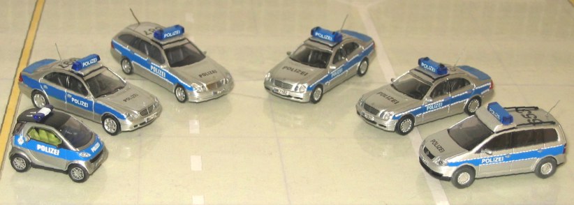 Polizeiautos mit blauer Beklebung